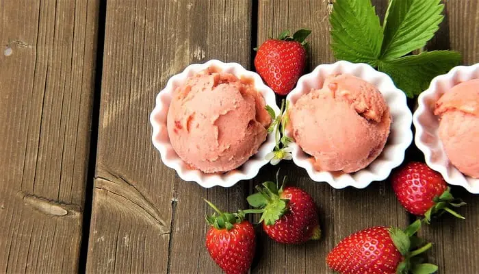ピンクのアイスクリームとイチゴの画像