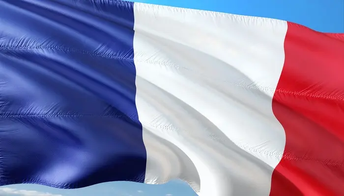 風にたなびくフランス国旗