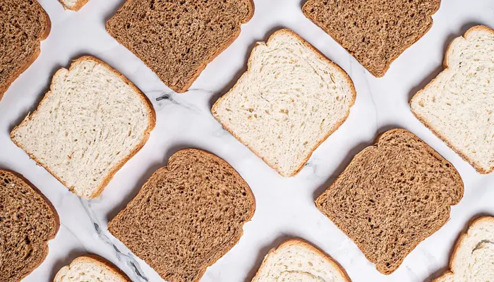白い食パンと茶色い食パンがリピテーションしている画像