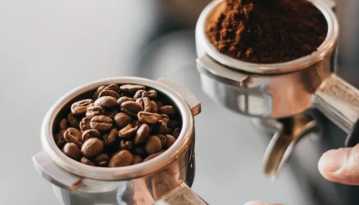 コーヒー豆とコーヒーの粉
