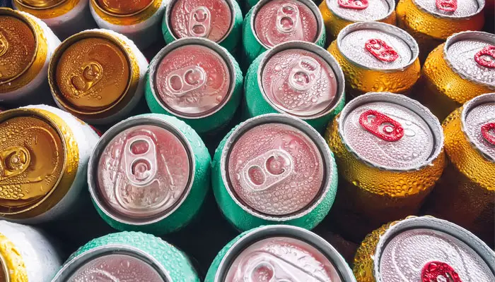 大量に詰められた缶ビールの画像