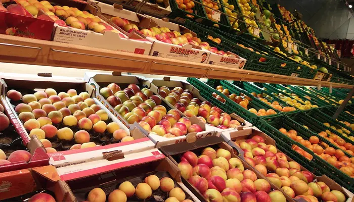 スーパーに並べられているたくさんの桃