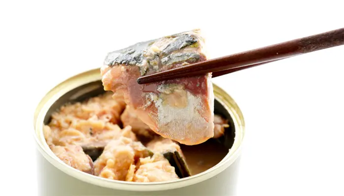 鯖缶の鯖を箸でつまんでいる画像