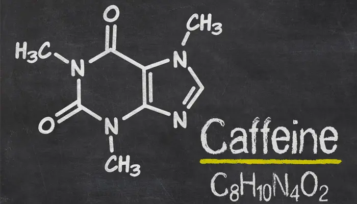 カフェインの化学式が書いてあるボード