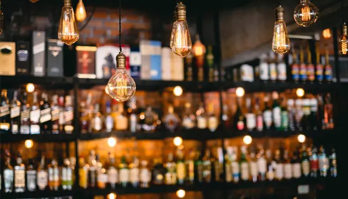 酒の棚と豆電球