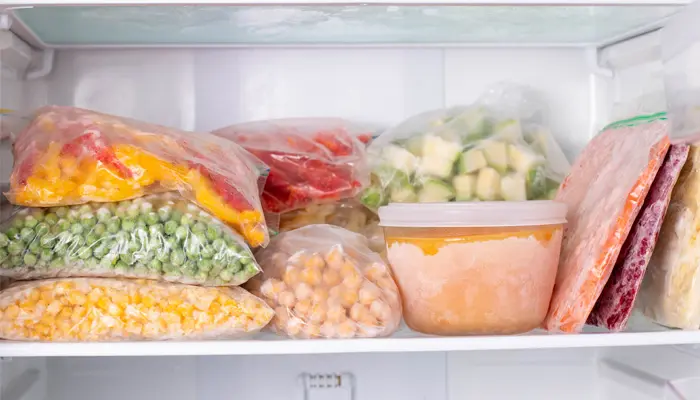 タッパーや袋に入った食材が入った冷凍庫の中