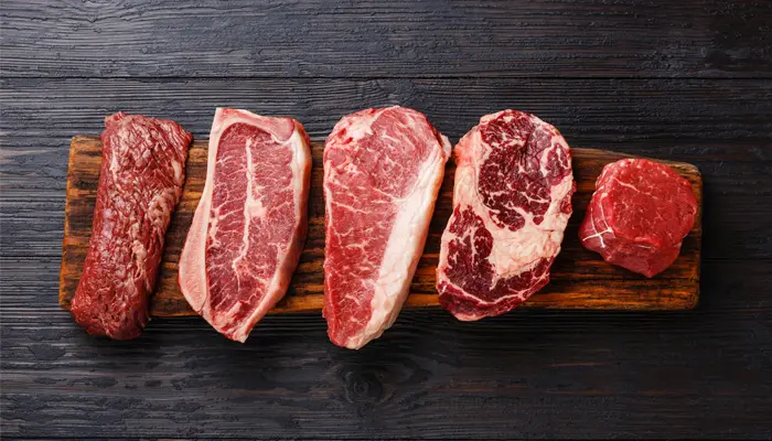 木の板に並べられた5種類の牛肉