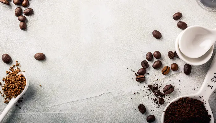 散らばったコーヒーの粉と豆