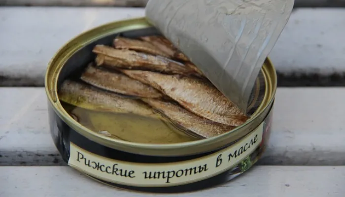 空いた魚の缶詰