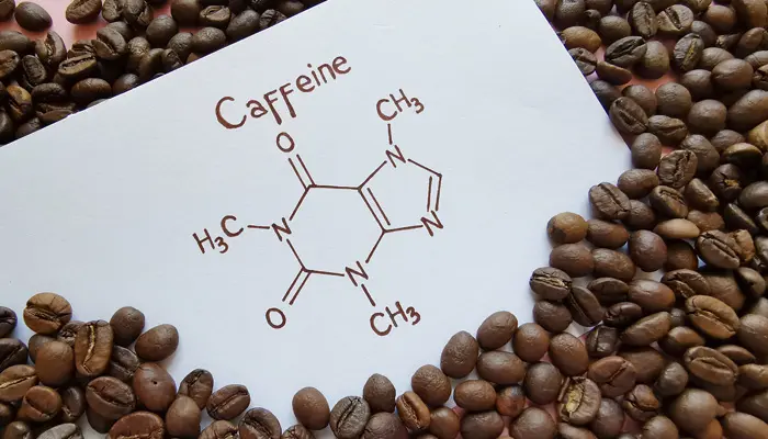 コーヒー豆とカフェインと書いてあるボード
