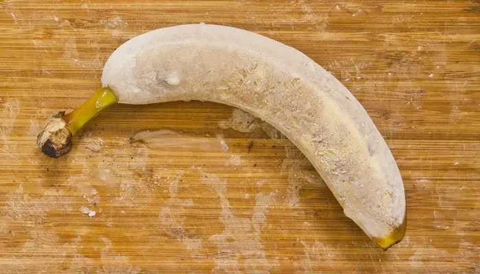 冷凍され真っ白になったバナナ
