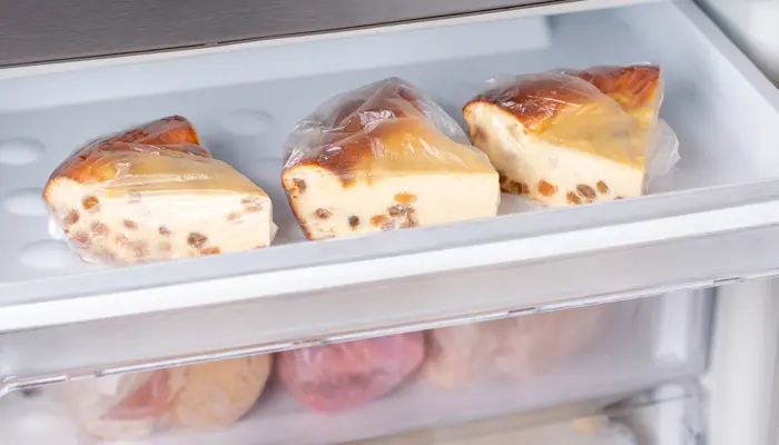 冷凍庫の中のチーズケーキ