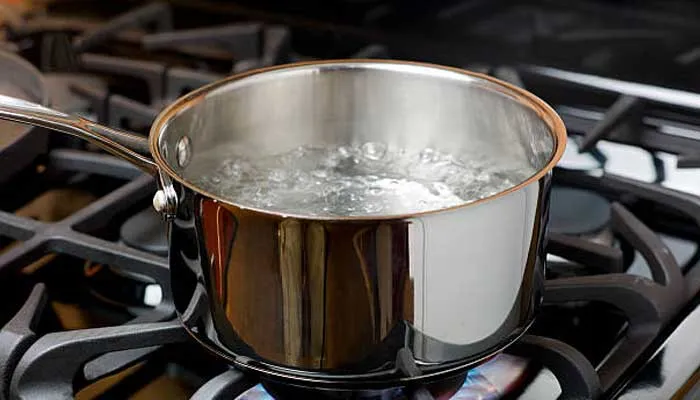火にかけられる鍋と沸騰するお湯