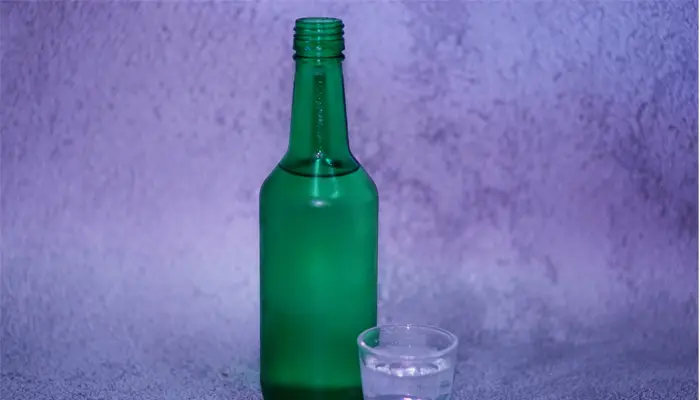 緑の瓶と透明のおちょこ