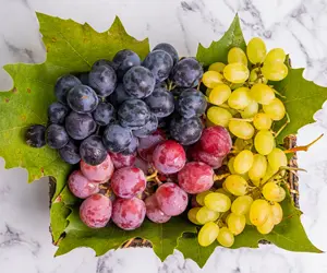 葉の上の盛られた三種類の葡萄