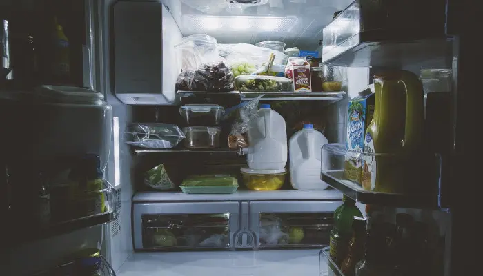 夜間に開いた冷蔵庫