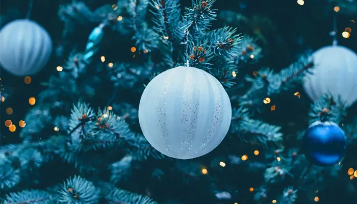 クリスマスツリーについている白いボール