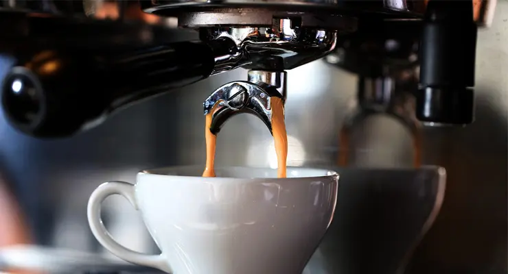 エスプレッソ式のコーヒーメーカーからコーヒーが注がれている