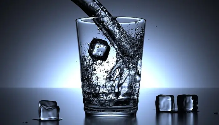 グラスに注がれる水と氷
