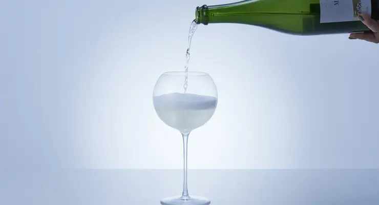 スパークリング日本酒がグラスに注がれている