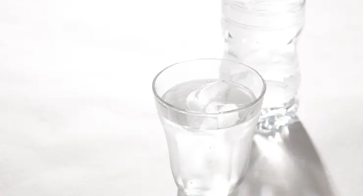 グラスに入った水とペットボトル