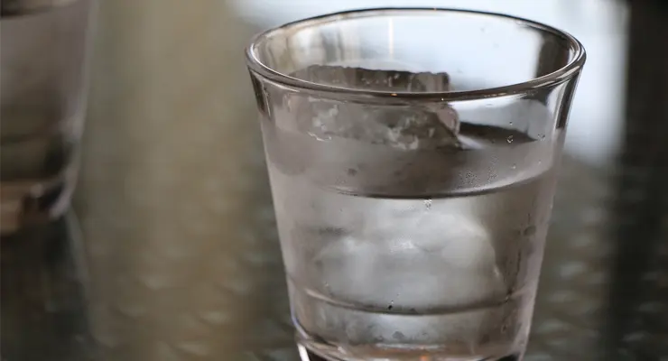 透明なグラスに入った氷と水