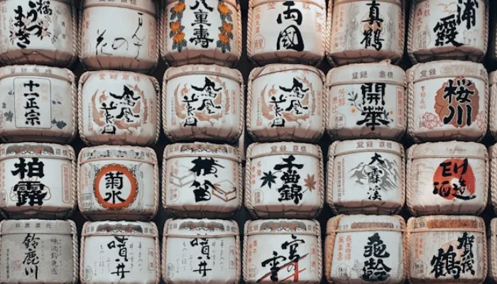 日本酒の樽が並んだ風景