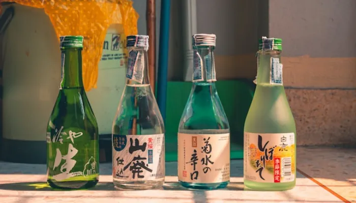 日本酒の瓶が並んだ画像
