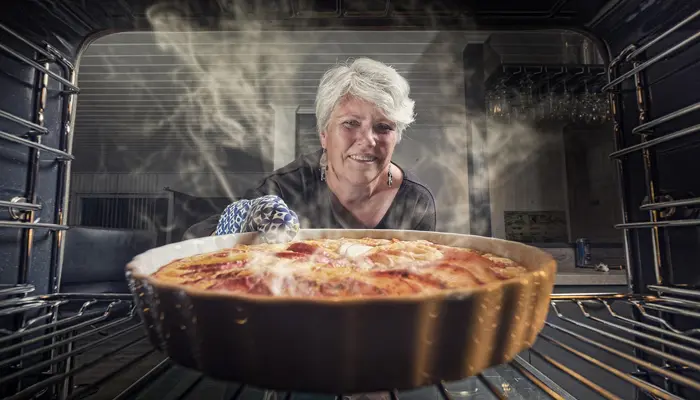 パイを焼いている女性