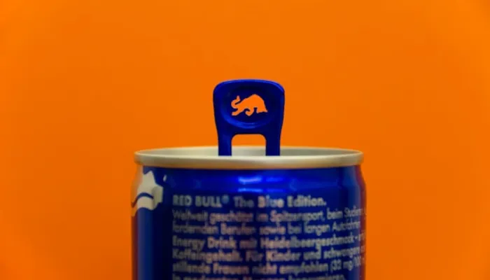 エナジードリンクの空いた缶の画像