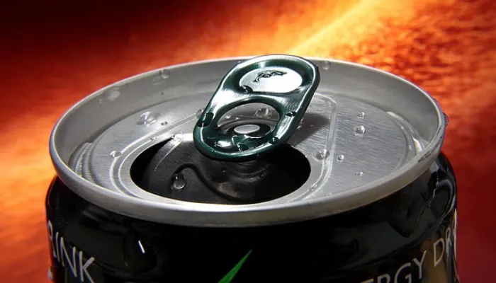 空いたエナジードリンクの缶の画像