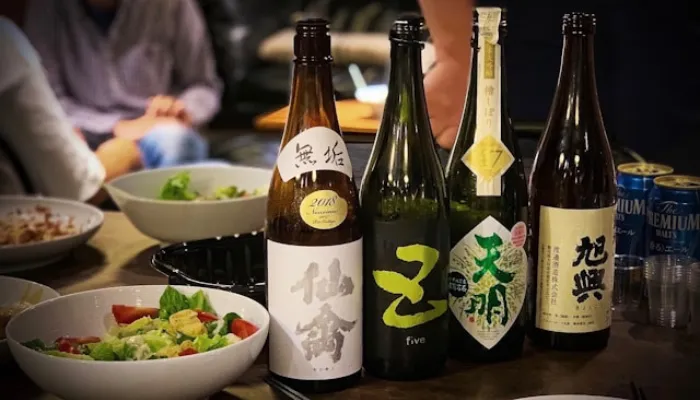 料理と置かれた日本酒の画像