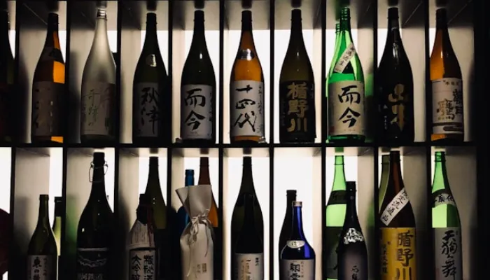 棚に並べられた日本酒の画像