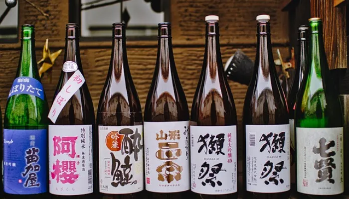 並べられた日本酒の瓶の画像