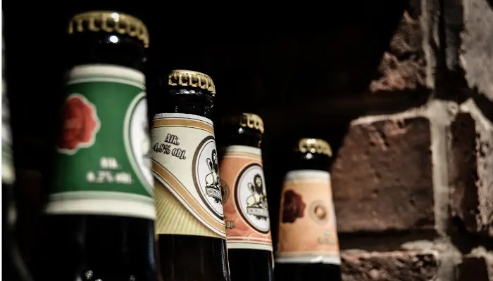 レンガの壁と横に並んだ4本のビール