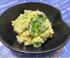 ブロッコリーと卵のレトルトカルボサラダ