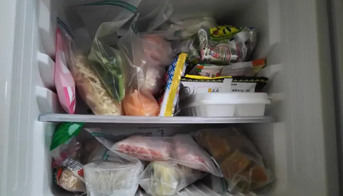 食材がぎゅうぎゅうに詰まった冷凍庫