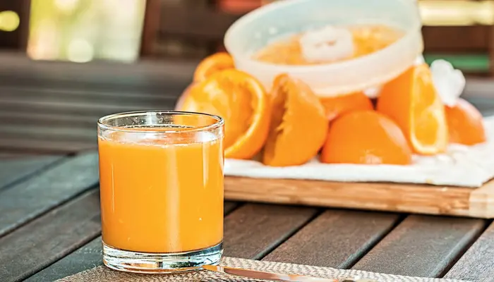 オレンジを絞ったジュース