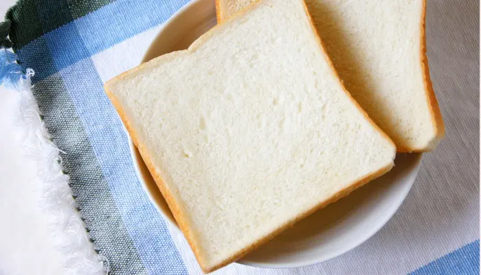 お皿にのった2枚の食パン