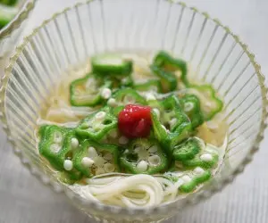 のどごし良く食べられる！オクラとそうめんの酢の物