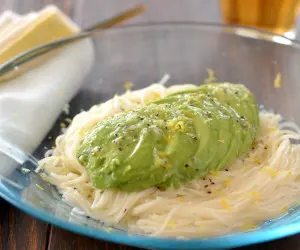 栄養たっぷり！アボカドのレモンだれそうめん